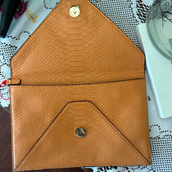 Guess clutch bag in very good condition. - Picture 3 of 6
